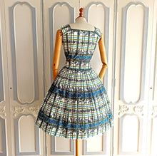 Laden Sie das Bild in den Galerie-Viewer, 1950s 1960s - CAROLINE ROHMER, Paris - Collector&#39;s Roseprint Dress - W27 (68cm)
