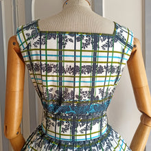 Laden Sie das Bild in den Galerie-Viewer, 1950s 1960s - CAROLINE ROHMER, Paris - Collector&#39;s Roseprint Dress - W27 (68cm)
