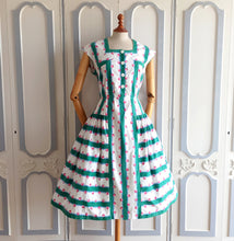 Laden Sie das Bild in den Galerie-Viewer, 1950s - Adorable Raspberries Cotton Dress - W31 (78cm)
