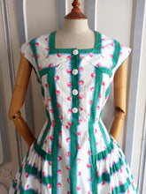 Laden Sie das Bild in den Galerie-Viewer, 1950s - Adorable Raspberries Cotton Dress - W31 (78cm)
