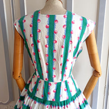 Laden Sie das Bild in den Galerie-Viewer, 1950s - Adorable Raspberries Cotton Dress - W31 (78cm)
