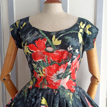 Laden Sie das Bild in den Galerie-Viewer, 1950s - Stunning Hand Painted Black Floral Dress - W27.5 (70cm)

