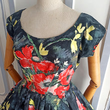 Laden Sie das Bild in den Galerie-Viewer, 1950s - Stunning Hand Painted Black Floral Dress - W27.5 (70cm)
