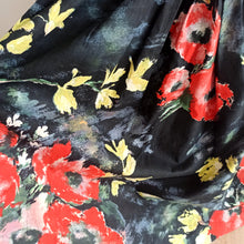 Laden Sie das Bild in den Galerie-Viewer, 1950s - Stunning Hand Painted Black Floral Dress - W27.5 (70cm)
