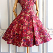 Cargar imagen en el visor de la galería, 1950s - Stunning Abstract Floral Satin Dress - W29 (74cm)
