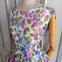 Laden Sie das Bild in den Galerie-Viewer, 1950s - France - Exquisite &amp; Adorable Floral Dress - W27.5 (70cm)
