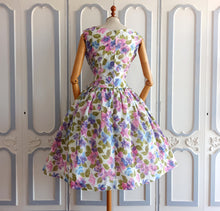 Laden Sie das Bild in den Galerie-Viewer, 1950s - France - Exquisite &amp; Adorable Floral Dress - W27.5 (70cm)
