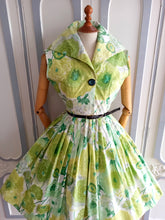 Cargar imagen en el visor de la galería, 1950s - Spectacular Green Floral Cotton Dress - W27 (68cm)
