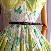 Laden Sie das Bild in den Galerie-Viewer, 1950s - Spectacular Green Floral Cotton Dress - W27 (68cm)
