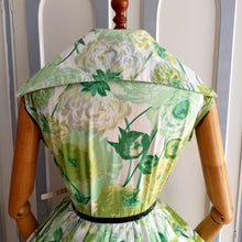 Laden Sie das Bild in den Galerie-Viewer, 1950s - Spectacular Green Floral Cotton Dress - W27 (68cm)
