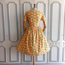 Cargar imagen en el visor de la galería, 1950s - Stunning French Cotton Summer Dress - W29 (74cm)

