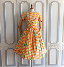 Laden Sie das Bild in den Galerie-Viewer, 1950s - Stunning French Cotton Summer Dress - W29 (74cm)
