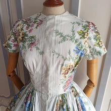 Cargar imagen en el visor de la galería, 1950s - Exquisite French Floral Novelty Dress - W27 (68cm)
