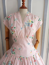 Load image into Gallery viewer, 1940s 1950s - Adorable Floral Droped Skirt Dress - W29 (74cm)

