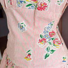 Laden Sie das Bild in den Galerie-Viewer, 1940s 1950s - Adorable Floral Droped Skirt Dress - W29 (74cm)
