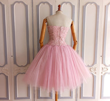 Laden Sie das Bild in den Galerie-Viewer, 1950s - Stunning Sweetheart Neckline Pink Prom Dress - W24/26 (64/66cm)
