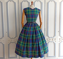 Laden Sie das Bild in den Galerie-Viewer, 1940s 1950s - TOBO, France - Unworn Plaid Dress - W28 (72cm)
