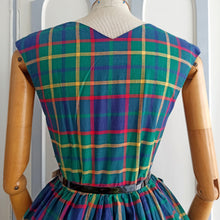 Laden Sie das Bild in den Galerie-Viewer, 1940s 1950s - TOBO, France - Unworn Plaid Dress - W28 (72cm)
