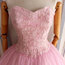 Cargar imagen en el visor de la galería, 1950s - Stunning Sweetheart Neckline Pink Prom Dress - W24/26 (64/66cm)
