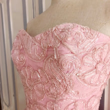 Laden Sie das Bild in den Galerie-Viewer, 1950s - Stunning Sweetheart Neckline Pink Prom Dress - W24/26 (64/66cm)
