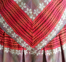 Cargar imagen en el visor de la galería, 1950s - Gorgeous Shadow Colors Cotton Day Dress - W29 (74cm)
