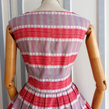 Laden Sie das Bild in den Galerie-Viewer, 1950s - Gorgeous Shadow Colors Cotton Day Dress - W29 (74cm)

