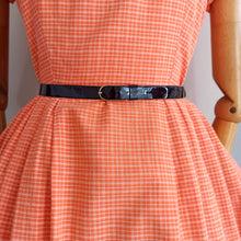 Laden Sie das Bild in den Galerie-Viewer, 1950s - PARIS - Adorable Salmon Cotton Day Dress - W26 (66cm)
