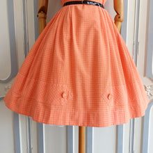 Laden Sie das Bild in den Galerie-Viewer, 1950s - PARIS - Adorable Salmon Cotton Day Dress - W26 (66cm)

