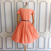 Laden Sie das Bild in den Galerie-Viewer, 1950s - PARIS - Adorable Salmon Cotton Day Dress - W26 (66cm)
