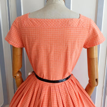 Cargar imagen en el visor de la galería, 1950s - PARIS - Adorable Salmon Cotton Day Dress - W26 (66cm)
