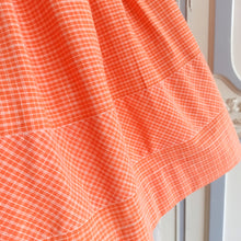 Laden Sie das Bild in den Galerie-Viewer, 1950s - PARIS - Adorable Salmon Cotton Day Dress - W26 (66cm)
