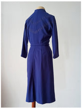 Cargar imagen en el visor de la galería, 1940s - Stunning Embroidered Lilac Wool Dress - W24 (60cm)

