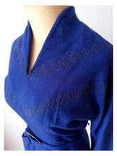 Cargar imagen en el visor de la galería, 1940s - Stunning Embroidered Lilac Wool Dress - W24 (60cm)
