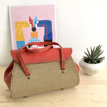 Laden Sie das Bild in den Galerie-Viewer, 1950s - Deadstock! - Adorable Hardcase Twotone Red Small Handbag
