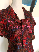 Carica l&#39;immagine nel visualizzatore di Gallery, 1950s 1960s - Beautiful Satin Silk Novelty Print Dress - W34 (86cm)
