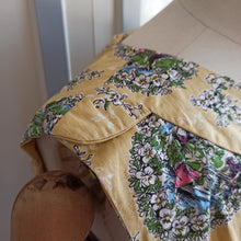 Laden Sie das Bild in den Galerie-Viewer, 1950s - Sweet Cream Romantic Novelty Print Cotton Dress - W28 (71cm)
