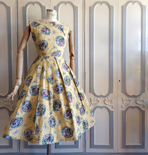 Cargar imagen en el visor de la galería, 1950s - Sweet Cream Romantic Novelty Print Cotton Dress - W28 (71cm)
