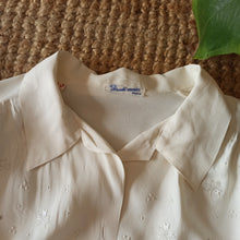 Load image into Gallery viewer, 1940s - Paris - Precious Hand Embroidery Silk Crepe Ivory Blouse
