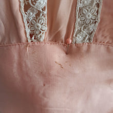 Laden Sie das Bild in den Galerie-Viewer, 1930s - Adorable Antique Pink Lace Silk Blouse - W32 (82cm)
