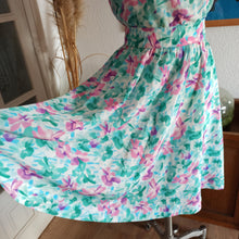 Laden Sie das Bild in den Galerie-Viewer, VTG Does 40s - Gorgeous Abstract Floral Dress - W26 (66cm)
