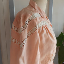 Laden Sie das Bild in den Galerie-Viewer, 1930s - Adorable Antique Pink Lace Silk Blouse - W32 (82cm)

