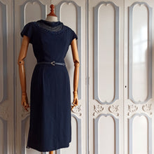 Laden Sie das Bild in den Galerie-Viewer, 1950s 1960s - Stunning Silk Bare Back Cocktail Dress - W28 (72cm)
