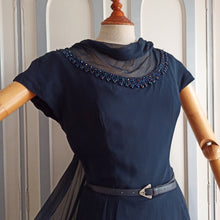 Laden Sie das Bild in den Galerie-Viewer, 1950s 1960s - Stunning Silk Bare Back Cocktail Dress - W28 (72cm)
