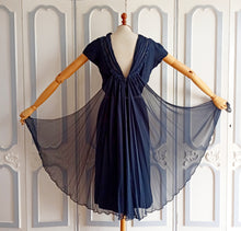 Charger l&#39;image dans la galerie, 1950s 1960s - Stunning Silk Bare Back Cocktail Dress - W28 (72cm)
