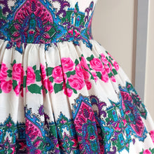 Laden Sie das Bild in den Galerie-Viewer, 1950s - Stunning Rose Garden Print Cotton Dress - W27.5 (70cm)
