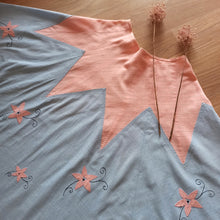 Laden Sie das Bild in den Galerie-Viewer, 1940s - Unique Pink &amp; Blue Embroidery Linen Skirt - W29 (74cm)
