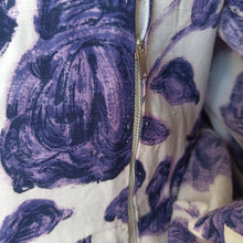 Laden Sie das Bild in den Galerie-Viewer, 1950s - Stunning Purple Rose Print Bolero Dress - W31 (78cm)
