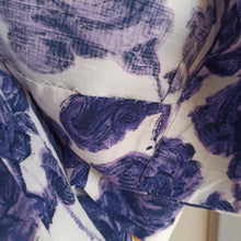 Laden Sie das Bild in den Galerie-Viewer, 1950s - Stunning Purple Rose Print Bolero Dress - W31 (78cm)
