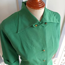 Cargar imagen en el visor de la galería, 1940s - Exquisite Collar Green Silk Blouse - W38 (96cm)
