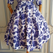 Carica l&#39;immagine nel visualizzatore di Gallery, 1950s - Stunning Purple Rose Print Bolero Dress - W31 (78cm)
